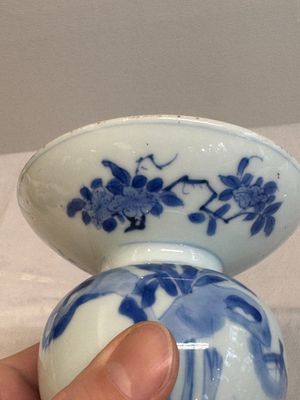 A Chinese blue and white spittoon with figural design, Kangxi — photo 10