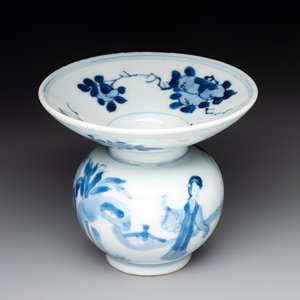 A Chinese blue and white spittoon with figural design, Kangxi — photo 1
