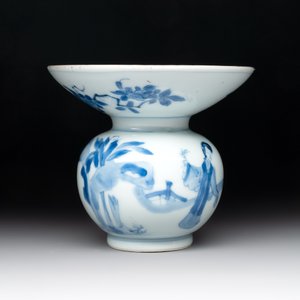 A Chinese blue and white spittoon with figural design, Kangxi — photo 2