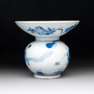 A Chinese blue and white spittoon with figural design, Kangxi — photo 4