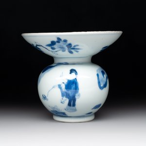 A Chinese blue and white spittoon with figural design, Kangxi — photo 5