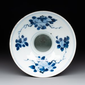 A Chinese blue and white spittoon with figural design, Kangxi — photo 6