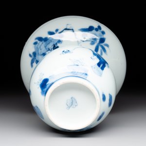 A Chinese blue and white spittoon with figural design, Kangxi — photo 7