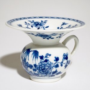 A Chinese blue and white spittoon with floral design, Qianlong — 照片 1