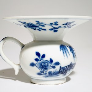 A Chinese blue and white spittoon with floral design, Qianlong — 照片 2