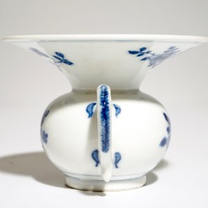 A Chinese blue and white spittoon with floral design, Qianlong — 照片 3