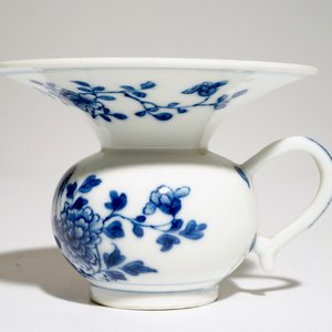 A Chinese blue and white spittoon with floral design, Qianlong — 照片 4