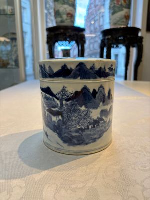 A Chinese blue and white square bitong, a 'Dragon' censer, a covered box, a vase and a paperweight, Guangxu mark, 18/19th C. — photo 1
