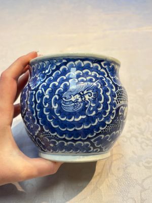 A Chinese blue and white square bitong, a 'Dragon' censer, a covered box, a vase and a paperweight, Guangxu mark, 18/19th C. — photo 11
