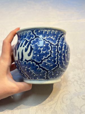 A Chinese blue and white square bitong, a 'Dragon' censer, a covered box, a vase and a paperweight, Guangxu mark, 18/19th C. — photo 14