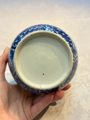 A Chinese blue and white square bitong, a 'Dragon' censer, a covered box, a vase and a paperweight, Guangxu mark, 18/19th C. — photo 16
