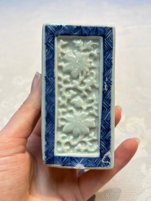 A Chinese blue and white square bitong, a 'Dragon' censer, a covered box, a vase and a paperweight, Guangxu mark, 18/19th C. — photo 17