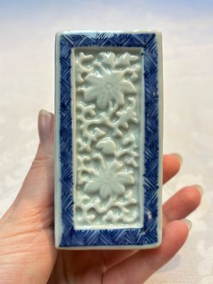 A Chinese blue and white square bitong, a 'Dragon' censer, a covered box, a vase and a paperweight, Guangxu mark, 18/19th C. — photo 18