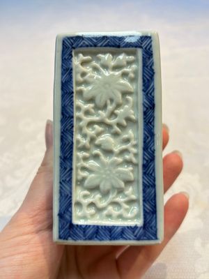 A Chinese blue and white square bitong, a 'Dragon' censer, a covered box, a vase and a paperweight, Guangxu mark, 18/19th C. — photo 19