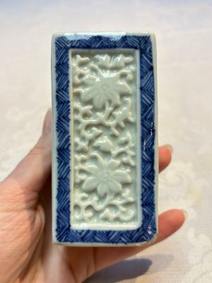 A Chinese blue and white square bitong, a 'Dragon' censer, a covered box, a vase and a paperweight, Guangxu mark, 18/19th C. — photo 20