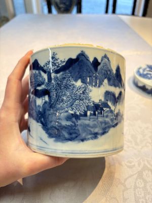 A Chinese blue and white square bitong, a 'Dragon' censer, a covered box, a vase and a paperweight, Guangxu mark, 18/19th C. — photo 2