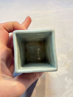 A Chinese blue and white square bitong, a 'Dragon' censer, a covered box, a vase and a paperweight, Guangxu mark, 18/19th C. — photo 21