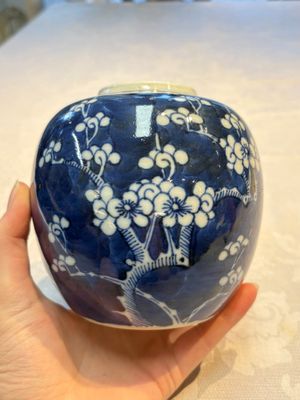 A Chinese blue and white square bitong, a 'Dragon' censer, a covered box, a vase and a paperweight, Guangxu mark, 18/19th C. — photo 23