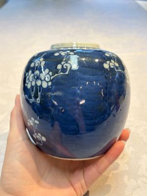 A Chinese blue and white square bitong, a 'Dragon' censer, a covered box, a vase and a paperweight, Guangxu mark, 18/19th C. — photo 24