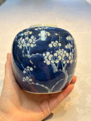 A Chinese blue and white square bitong, a 'Dragon' censer, a covered box, a vase and a paperweight, Guangxu mark, 18/19th C. — photo 25