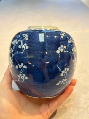 A Chinese blue and white square bitong, a 'Dragon' censer, a covered box, a vase and a paperweight, Guangxu mark, 18/19th C. — photo 26