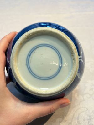 A Chinese blue and white square bitong, a 'Dragon' censer, a covered box, a vase and a paperweight, Guangxu mark, 18/19th C. — photo 28