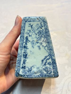 A Chinese blue and white square bitong, a 'Dragon' censer, a covered box, a vase and a paperweight, Guangxu mark, 18/19th C. — photo 29