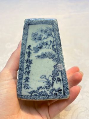 A Chinese blue and white square bitong, a 'Dragon' censer, a covered box, a vase and a paperweight, Guangxu mark, 18/19th C. — photo 30