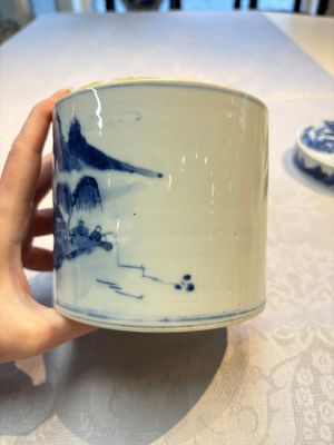 A Chinese blue and white square bitong, a 'Dragon' censer, a covered box, a vase and a paperweight, Guangxu mark, 18/19th C. — photo 3