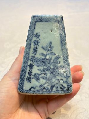A Chinese blue and white square bitong, a 'Dragon' censer, a covered box, a vase and a paperweight, Guangxu mark, 18/19th C. — photo 31