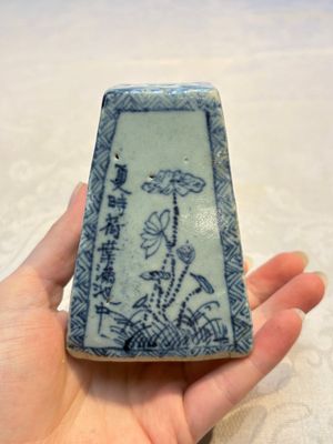 A Chinese blue and white square bitong, a 'Dragon' censer, a covered box, a vase and a paperweight, Guangxu mark, 18/19th C. — photo 32