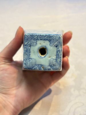 A Chinese blue and white square bitong, a 'Dragon' censer, a covered box, a vase and a paperweight, Guangxu mark, 18/19th C. — photo 33
