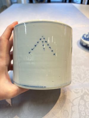 A Chinese blue and white square bitong, a 'Dragon' censer, a covered box, a vase and a paperweight, Guangxu mark, 18/19th C. — photo 4