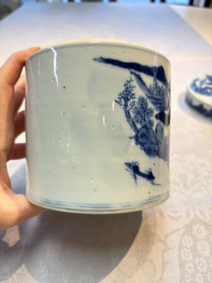 A Chinese blue and white square bitong, a 'Dragon' censer, a covered box, a vase and a paperweight, Guangxu mark, 18/19th C. — photo 5