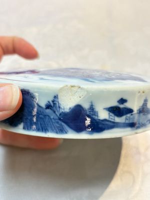 A Chinese blue and white square bitong, a 'Dragon' censer, a covered box, a vase and a paperweight, Guangxu mark, 18/19th C. — photo 9