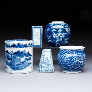 A Chinese blue and white square bitong, a 'Dragon' censer, a covered box, a vase and a paperweight, Guangxu mark, 18/19th C. — photo 1