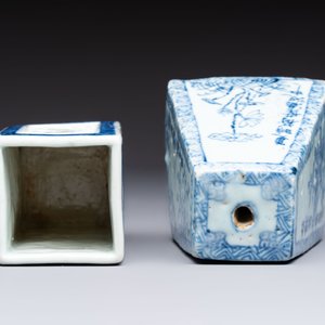 A Chinese blue and white square bitong, a 'Dragon' censer, a covered box, a vase and a paperweight, Guangxu mark, 18/19th C. — photo 12