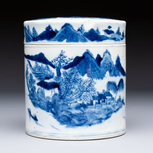 A Chinese blue and white square bitong, a 'Dragon' censer, a covered box, a vase and a paperweight, Guangxu mark, 18/19th C. — photo 14