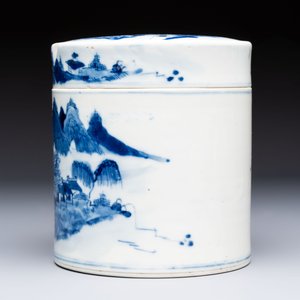 A Chinese blue and white square bitong, a 'Dragon' censer, a covered box, a vase and a paperweight, Guangxu mark, 18/19th C. — photo 15