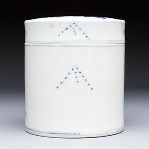 A Chinese blue and white square bitong, a 'Dragon' censer, a covered box, a vase and a paperweight, Guangxu mark, 18/19th C. — photo 16