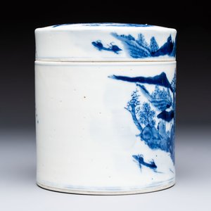A Chinese blue and white square bitong, a 'Dragon' censer, a covered box, a vase and a paperweight, Guangxu mark, 18/19th C. — photo 17