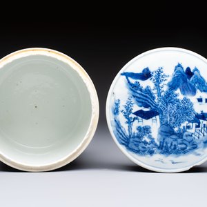 A Chinese blue and white square bitong, a 'Dragon' censer, a covered box, a vase and a paperweight, Guangxu mark, 18/19th C. — photo 18