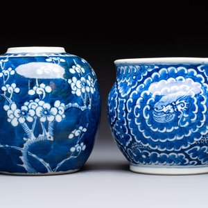 A Chinese blue and white square bitong, a 'Dragon' censer, a covered box, a vase and a paperweight, Guangxu mark, 18/19th C. — photo 2