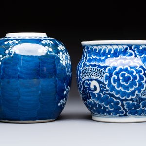 A Chinese blue and white square bitong, a 'Dragon' censer, a covered box, a vase and a paperweight, Guangxu mark, 18/19th C. — photo 3