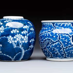 A Chinese blue and white square bitong, a 'Dragon' censer, a covered box, a vase and a paperweight, Guangxu mark, 18/19th C. — photo 4