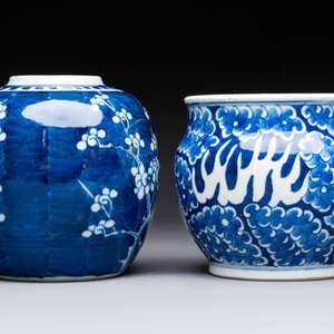 A Chinese blue and white square bitong, a 'Dragon' censer, a covered box, a vase and a paperweight, Guangxu mark, 18/19th C. — photo 5