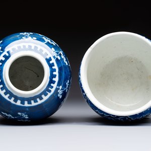 A Chinese blue and white square bitong, a 'Dragon' censer, a covered box, a vase and a paperweight, Guangxu mark, 18/19th C. — photo 6