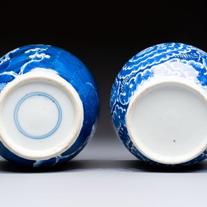 A Chinese blue and white square bitong, a 'Dragon' censer, a covered box, a vase and a paperweight, Guangxu mark, 18/19th C. — photo 7