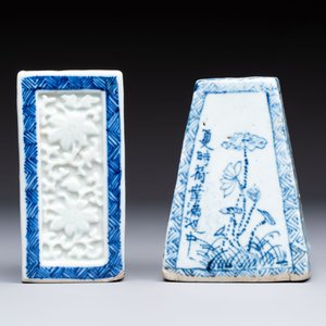 A Chinese blue and white square bitong, a 'Dragon' censer, a covered box, a vase and a paperweight, Guangxu mark, 18/19th C. — photo 9