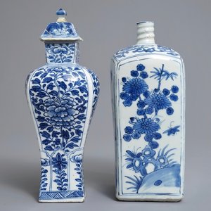 A Chinese blue and white square bottle, Wanli, and a vase and cover, Kangxi — 照片 1